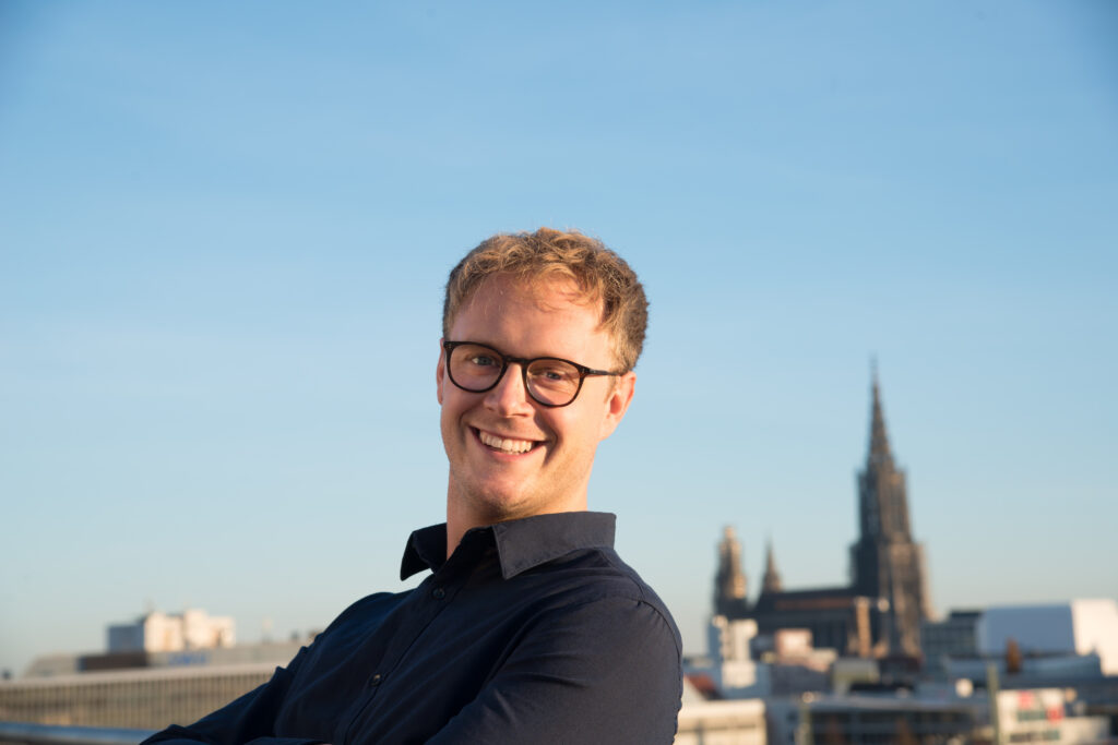 Bild von Marcel Emmerich im Wahlkreis Ulm. Im Hintergrund ist das Ulmer Münster zu sehen.