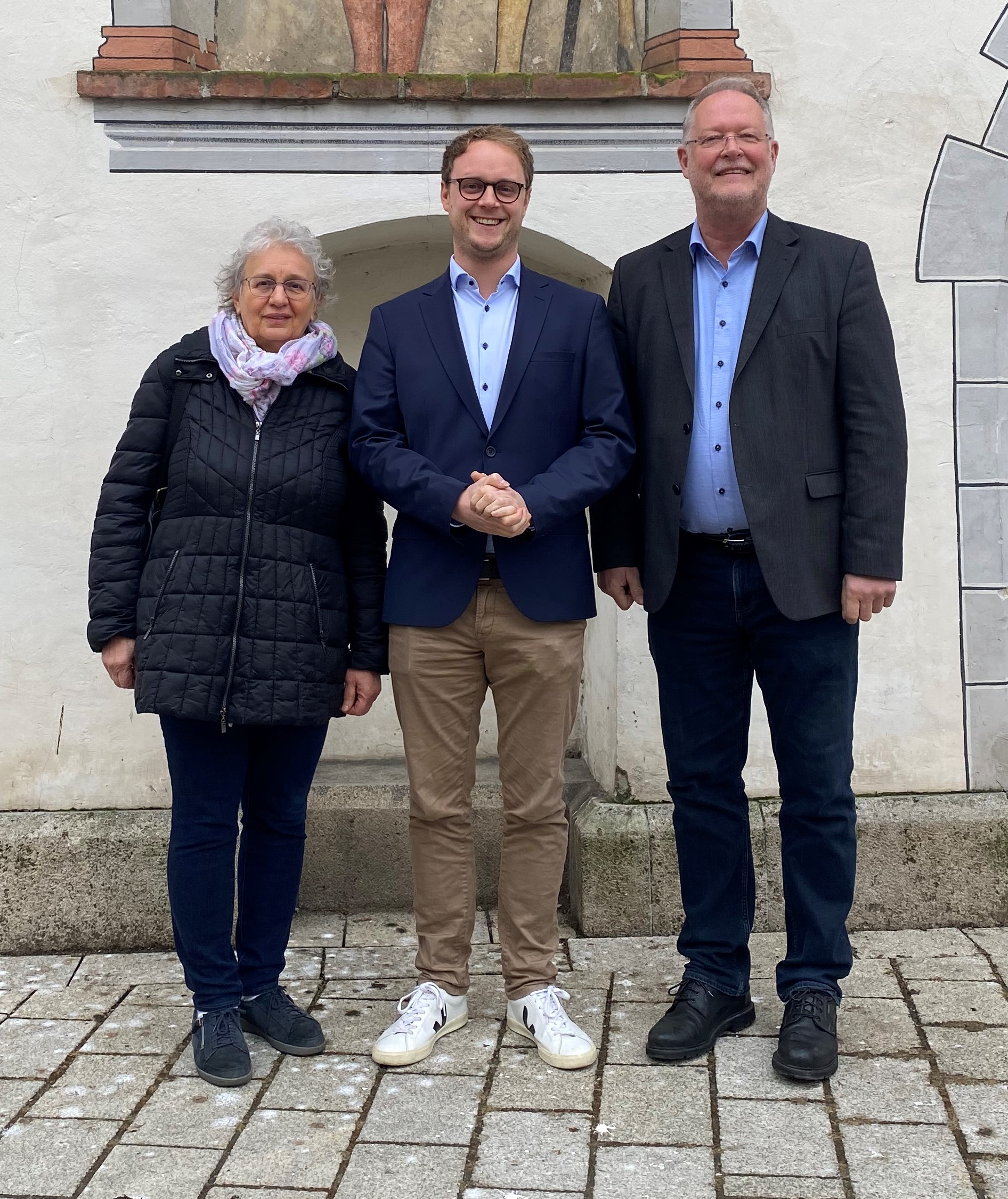 Grünen-Gemeinderätin Brigitte Schmid, MdB Marcel Emmerich und Bürgermeister Dr. Lohner vor dem Rathaus Munderkingen.