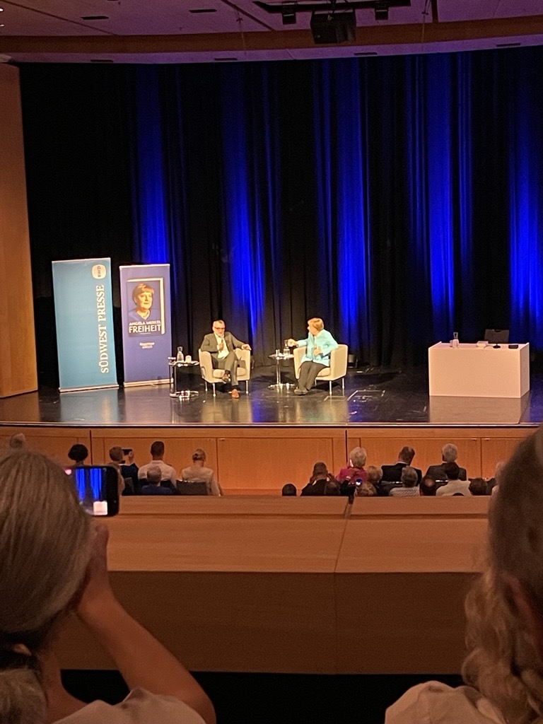 Angela Merkel kritisiert bei Lesung Kurs von Innenminister Dobrindt